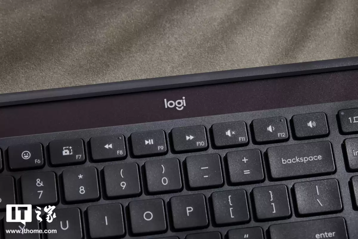 【IT之家开箱】罗技 SIGNATURE SLIM SOLAR+ K980 无线键盘图赏：纯光能供电、无接口设计