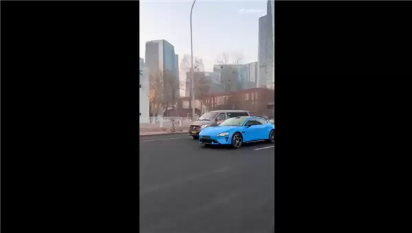 新一代SU7卡布里蓝实拍来了 颜值如何!雷军:新车已到最后阶段 将提前安排展车到店