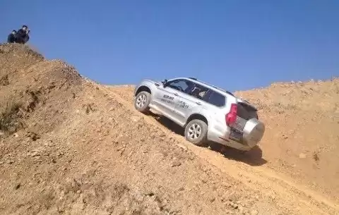 复杂地形驾驶脱困技巧与安全应对全解析