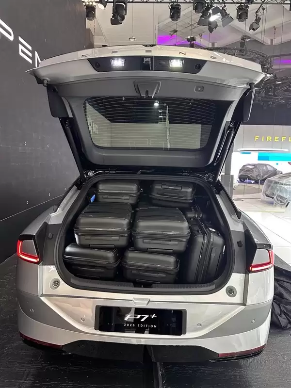小鹏车展上装了个大的!小鹏P7+塞进33个行李箱惊到欧洲媒体