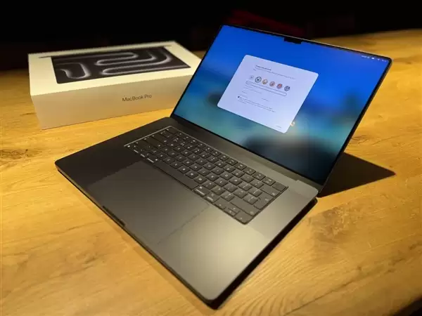 修电池白送顶配！七年前旧MacBook进苹果售后：免费换回M4 Max旗舰