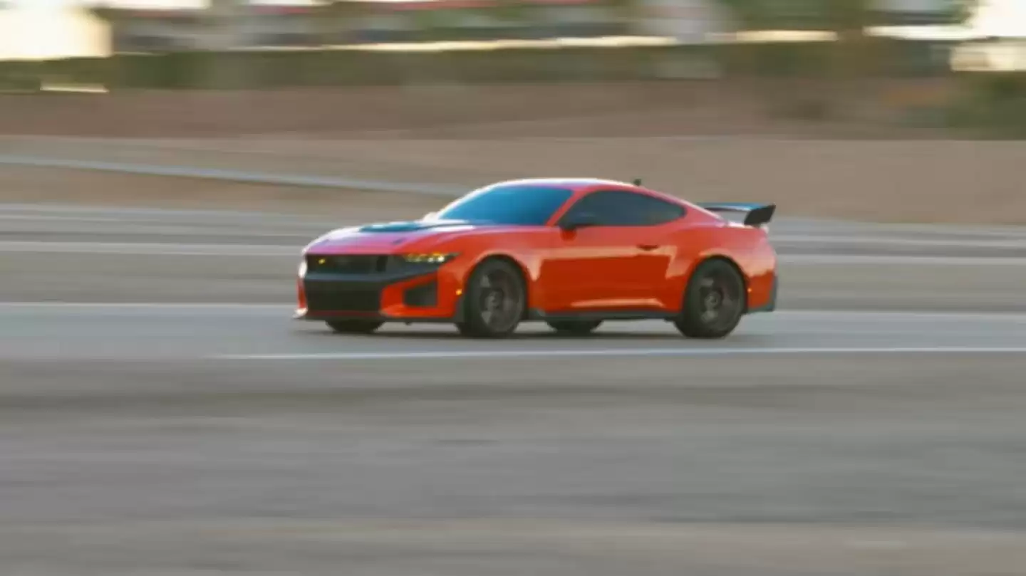 F1 冠军维斯塔潘试驾，福特最强 Dark Horse 跑车遭红牛“剧透”