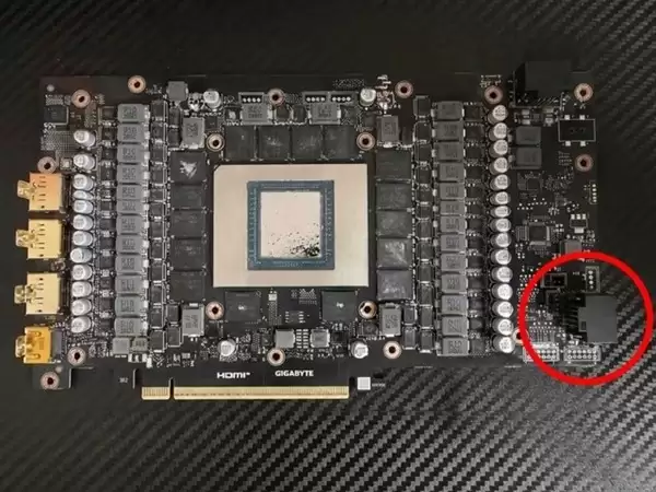 技嘉RTX 5090显卡改造：双供电接口分担负载