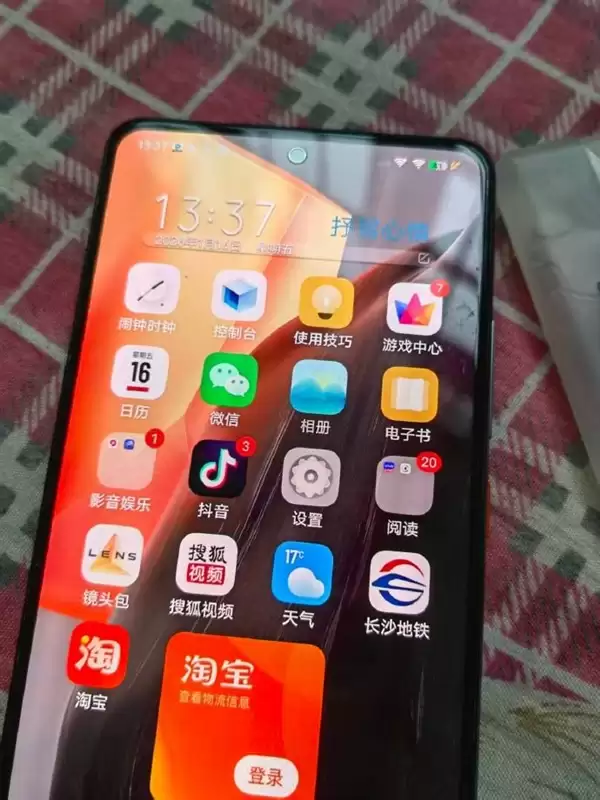 绝了！大妈干农活手机扔田里风吹日晒半年：挖出来直接充电复活