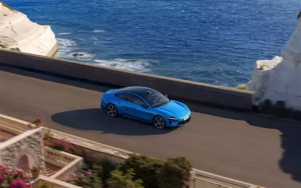 小米SU7推卡布里蓝新配色，雷军频晒动态引热议