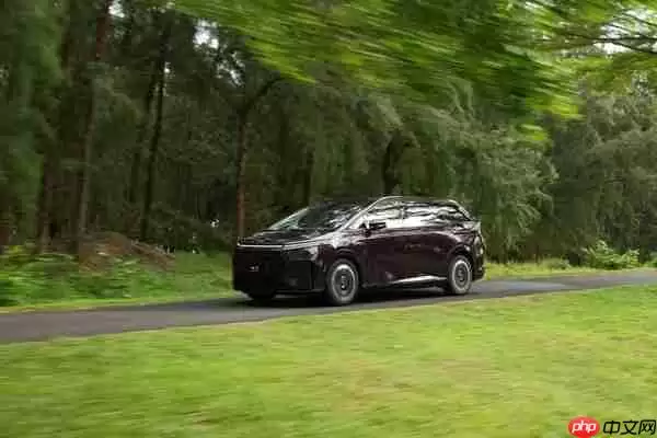 小鹏X9超级增程招募移动充电站公益合伙人 可获得护航装备