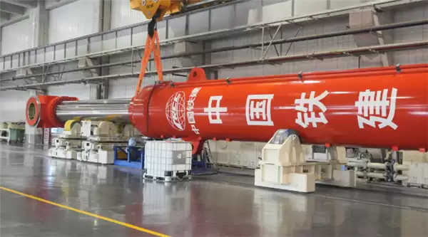 全球最大打桩船核心油缸在常州下线