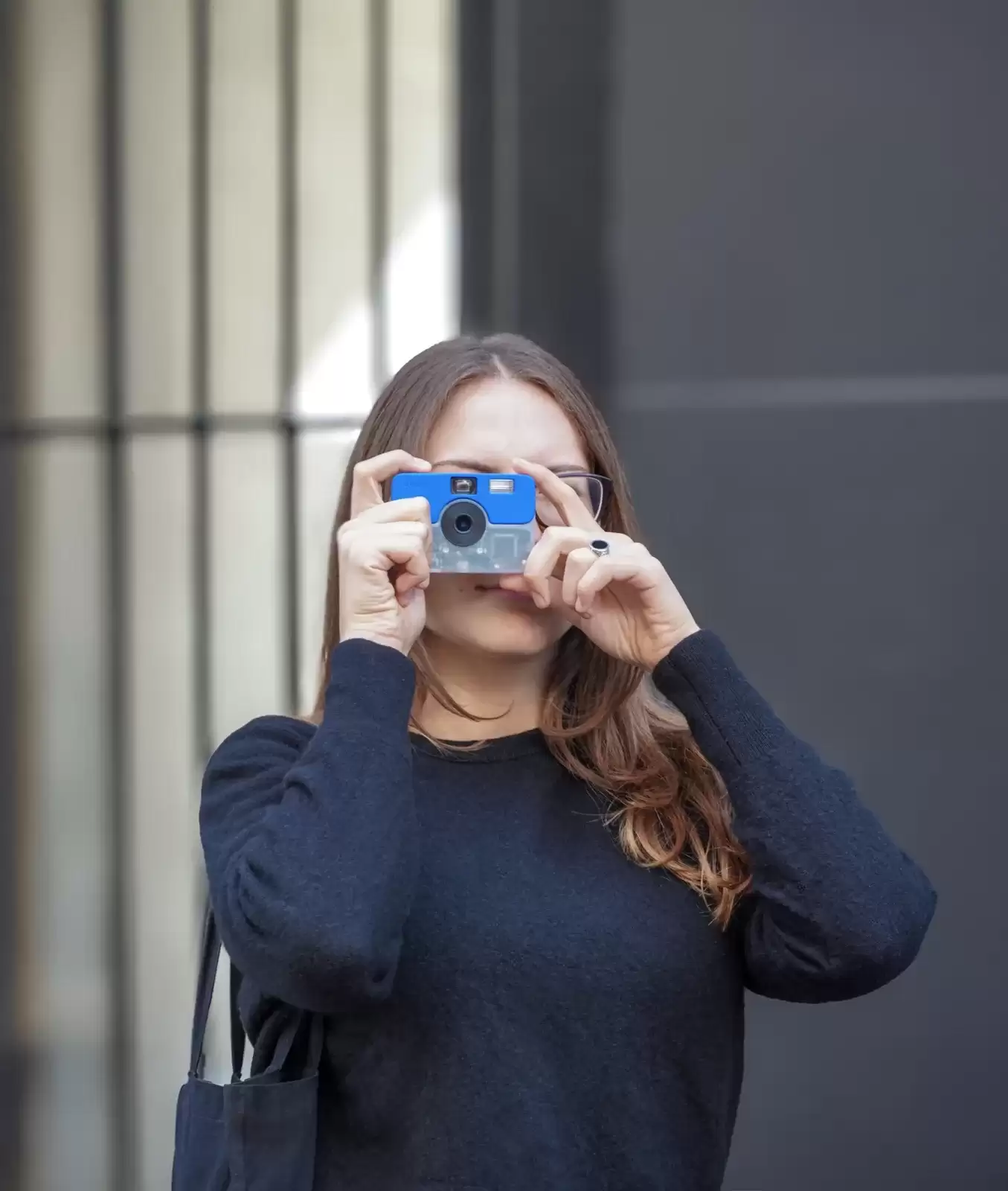 瑞士初创公司推出“数码胶卷”相机 Await：拍完照不能回放，只能等“冲印”