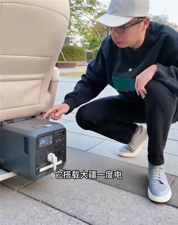 男子DIY世界上最小的新能源车 理想MEGA座椅改装