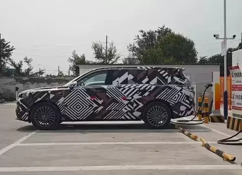 魏牌全新旗舰SUV预告发布：归元平台打造，命名琥珀，配6C快充与高阶智驾