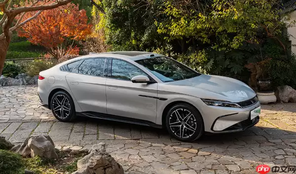 2025年国产车出口总量达710万辆 两家车企破百万！