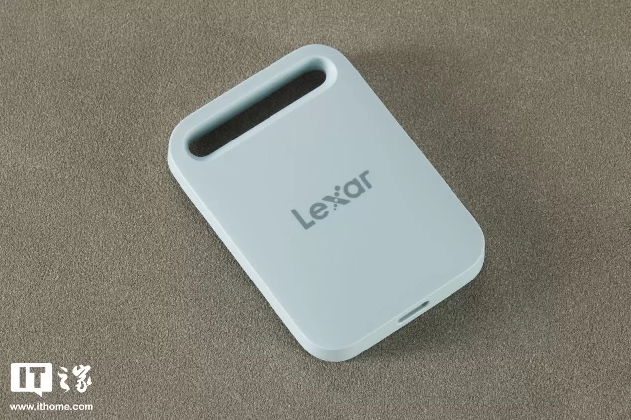 【IT之家开箱】雷克沙 Air 小轻块移动固态硬盘阿根廷国家队联名款图赏：配件丰富，球迷大爱