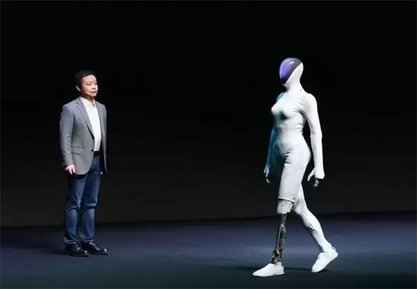 汽车标准造机器人!小鹏ET1首台落地 向规模量产迈出关键一步