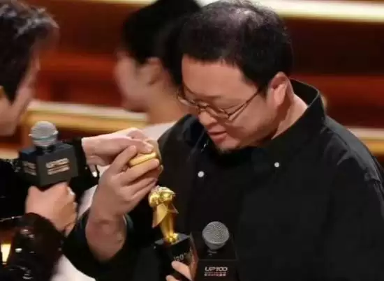 罗永浩获B站新人奖奖杯当场断裂，幽默回应引热议