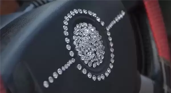 方向盘装饰暗藏致命风险，高速碎片可致严重穿透伤