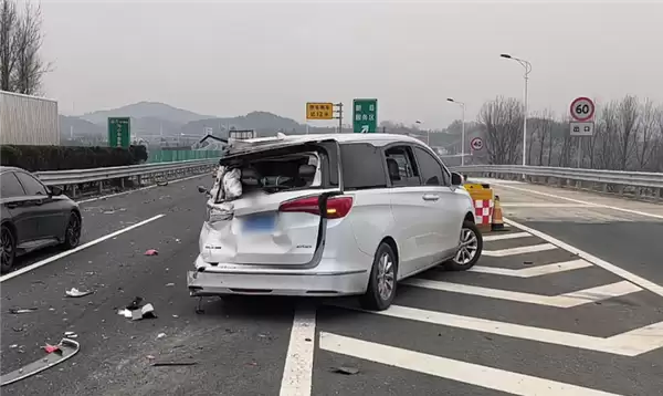 别克GL8错过服务区入口强行压实线变道被货车猛撞：还需负全责