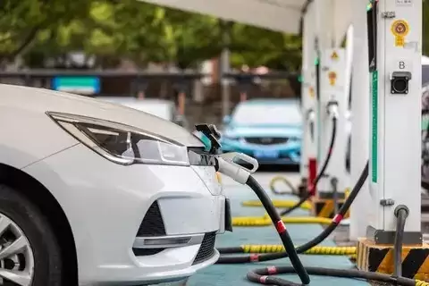 十五万元购车选电动汽车还是油车?十年使用成本大揭秘