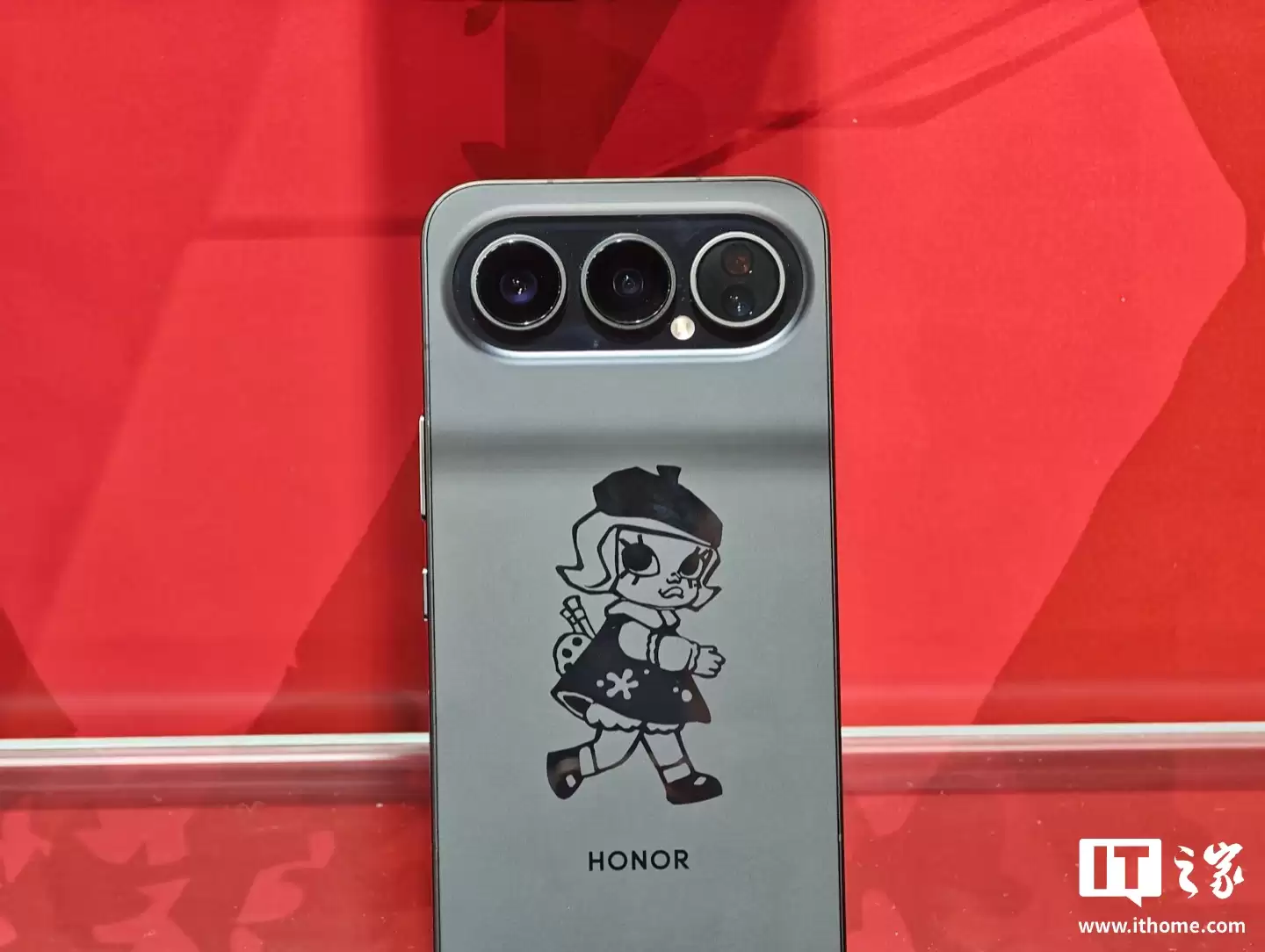 4499 元,荣耀与泡泡玛特推出首款全机定制潮玩手机“荣耀 500 Pro MOLLY 20 周年限定版”