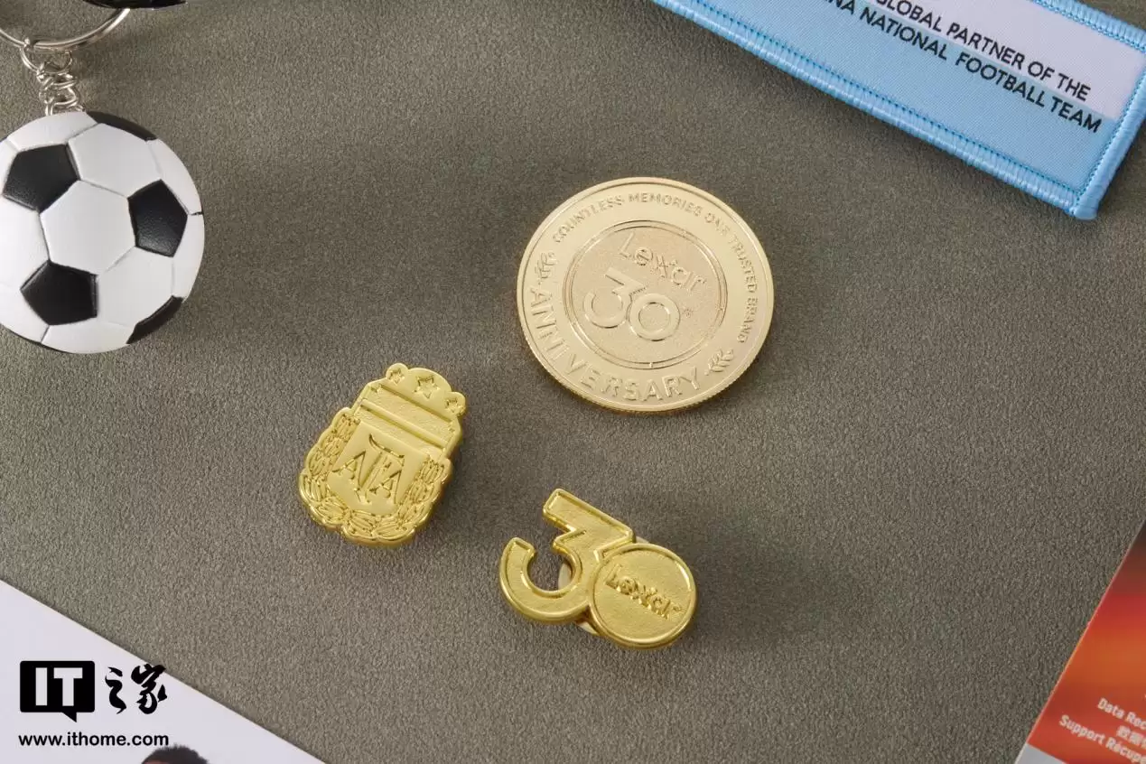 【IT之家开箱】雷克沙 Air 小轻块移动固态硬盘阿根廷国家队联名款图赏：配件丰富，球迷大爱