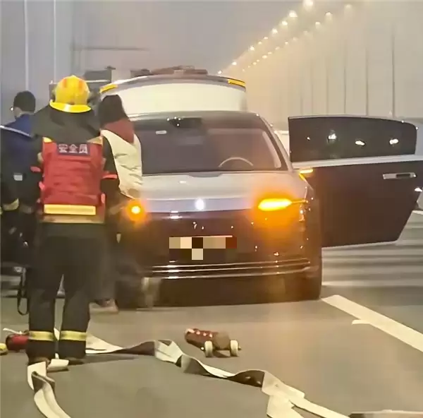 鸿蒙智行发言人:重庆一台问界S800后排扶手箱处冒烟并出现明火,系打火机受挤压导致,非车辆原因