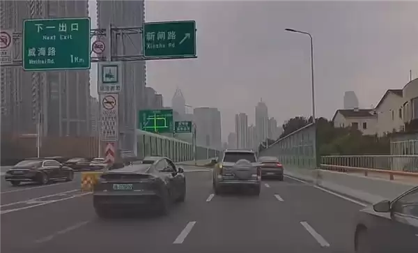 路怒要不得!坦克500变道别车 特斯拉一脚油门将其干翻