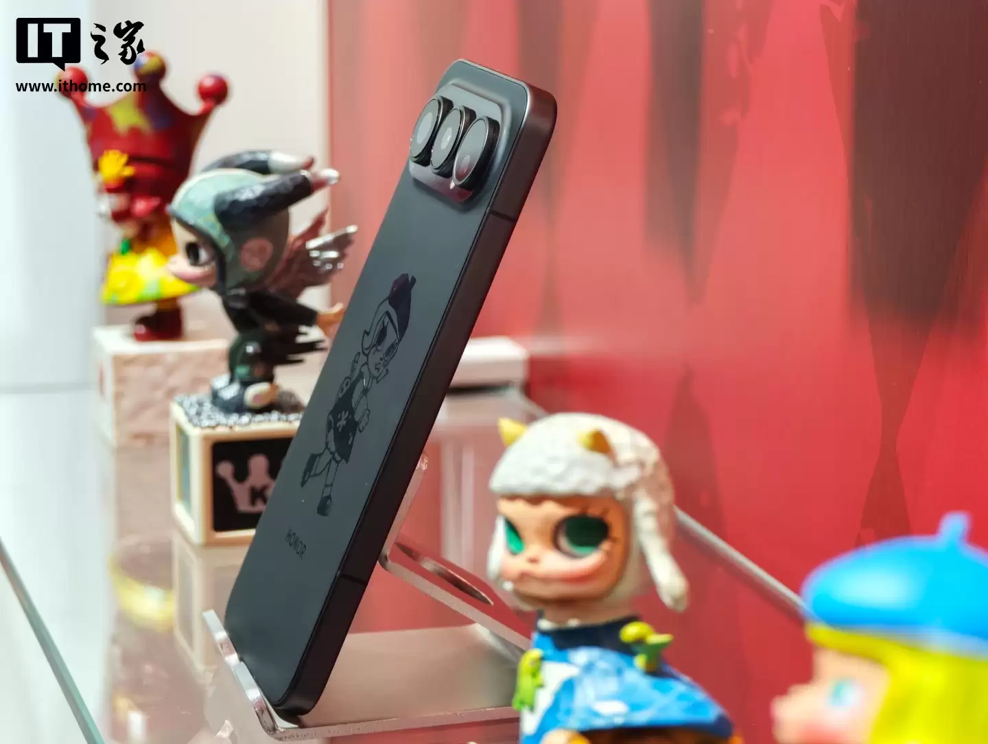 4499 元,荣耀与泡泡玛特推出首款全机定制潮玩手机“荣耀 500 Pro MOLLY 20 周年限定版”