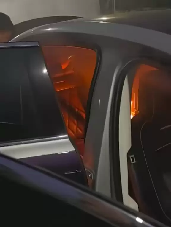 鸿蒙智行发言人:重庆一台问界S800后排扶手箱处冒烟并出现明火,系打火机受挤压导致,非车辆原因