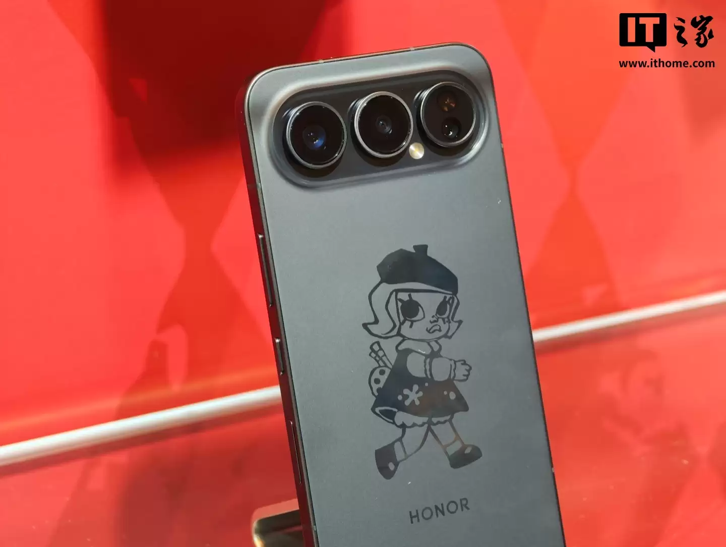 4499 元,荣耀与泡泡玛特推出首款全机定制潮玩手机“荣耀 500 Pro MOLLY 20 周年限定版”