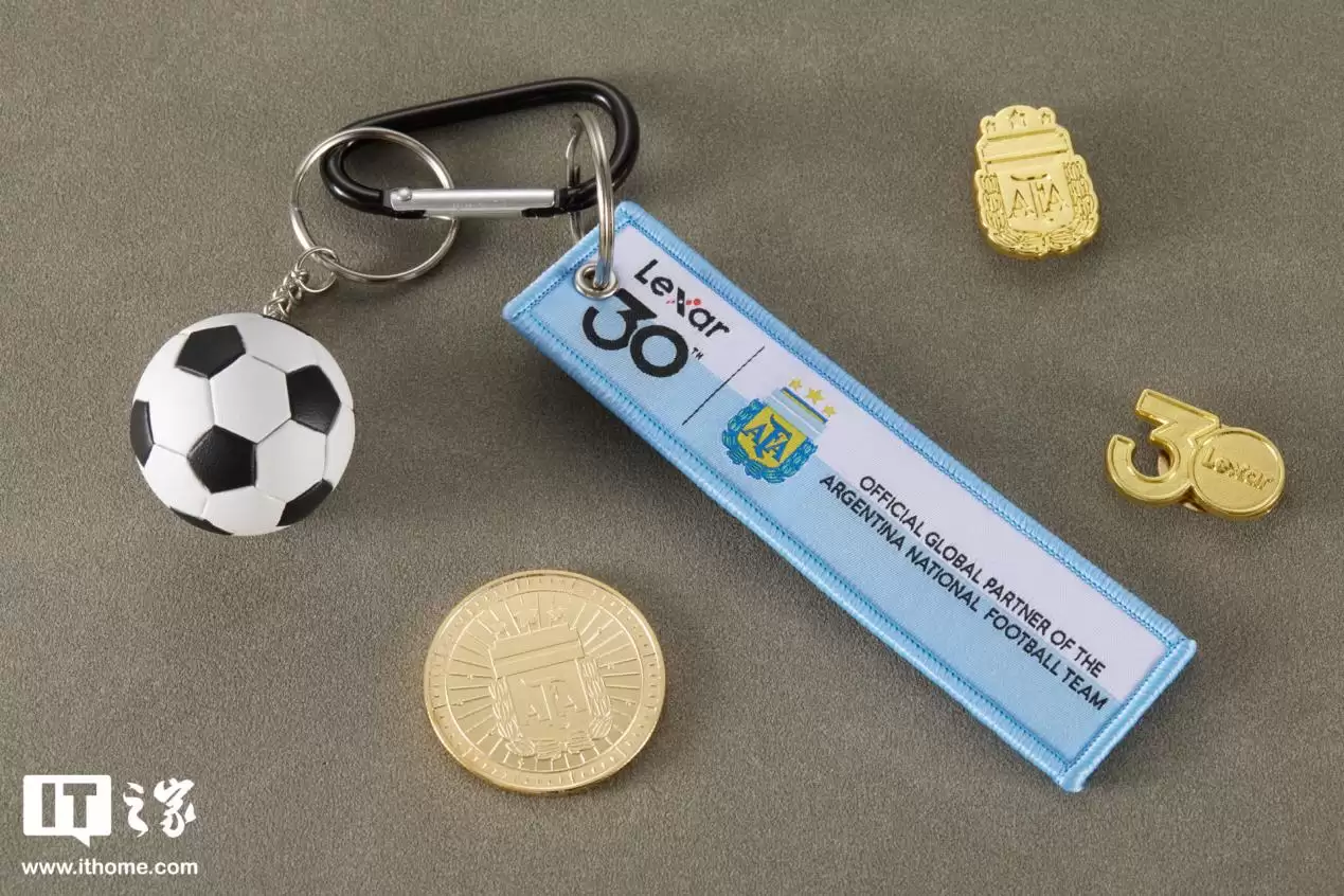 【IT之家开箱】雷克沙 Air 小轻块移动固态硬盘阿根廷国家队联名款图赏：配件丰富，球迷大爱