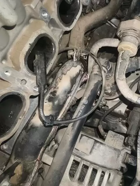 奔驰M264发动机冷却管老化致漏液频发