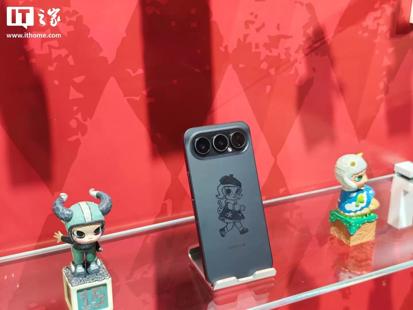 4499 元,荣耀与泡泡玛特推出首款全机定制潮玩手机“荣耀 500 Pro MOLLY 20 周年限定版”