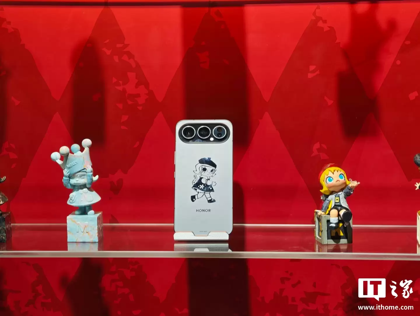 4499 元,荣耀与泡泡玛特推出首款全机定制潮玩手机“荣耀 500 Pro MOLLY 20 周年限定版”