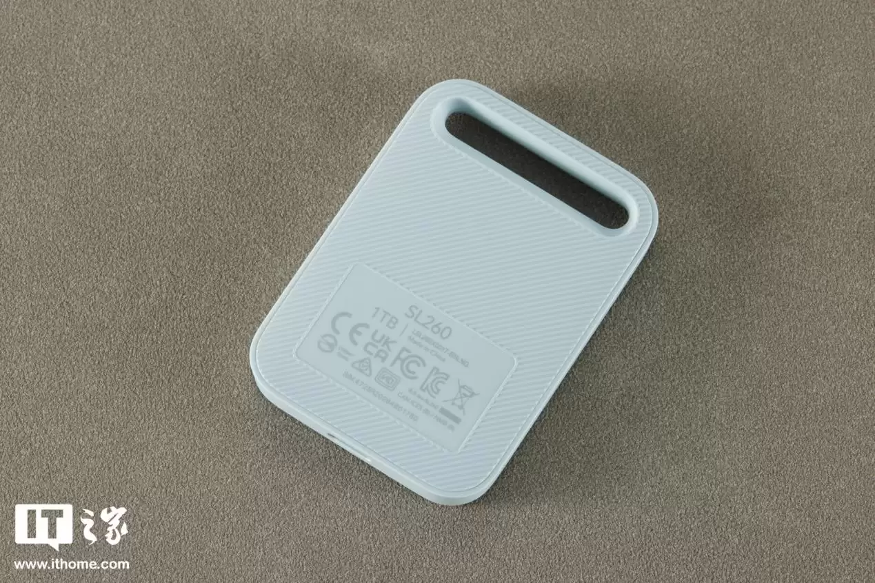 【IT之家开箱】雷克沙 Air 小轻块移动固态硬盘阿根廷国家队联名款图赏：配件丰富，球迷大爱