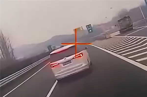 别克GL8错过服务区入口强行压实线变道被货车猛撞：还需负全责