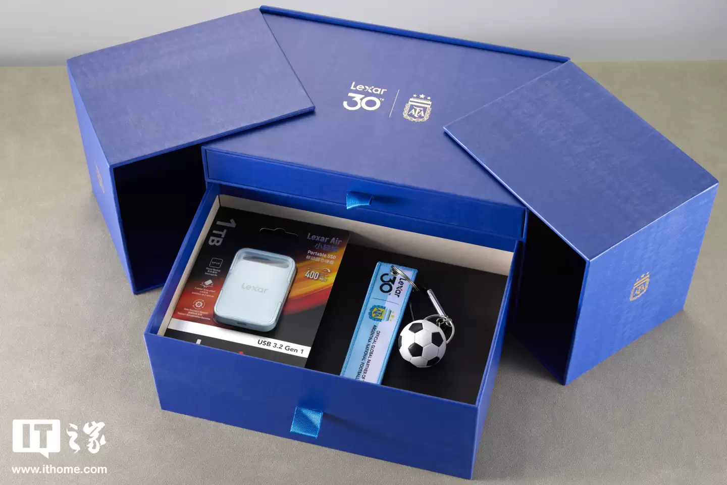 【IT之家开箱】雷克沙 Air 小轻块移动固态硬盘阿根廷国家队联名款图赏：配件丰富，球迷大爱
