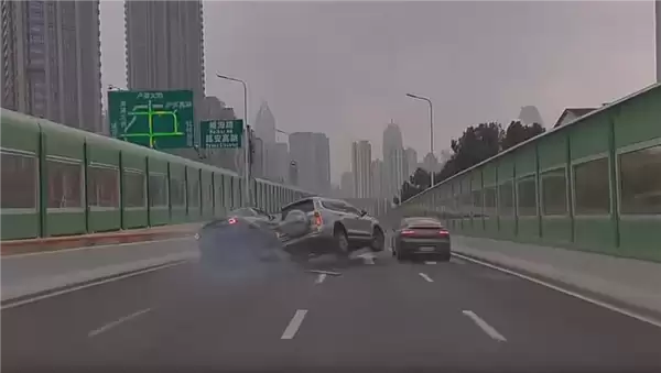 路怒要不得！坦克500变道别车 特斯拉一脚油门将其干翻