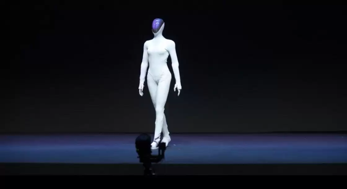 何小鹏:用汽车标准研发的 ET1 版本第一台机器人顺利落地