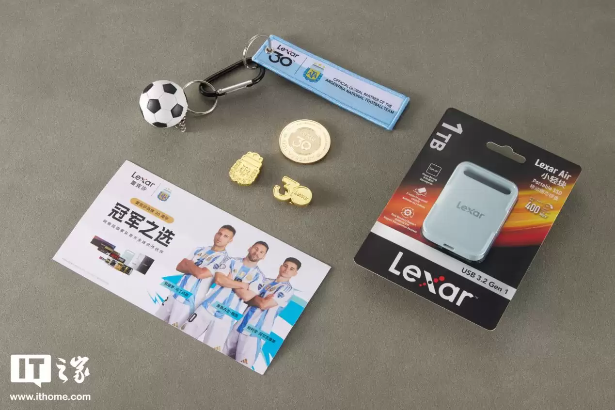【IT之家开箱】雷克沙 Air 小轻块移动固态硬盘阿根廷国家队联名款图赏：配件丰富，球迷大爱