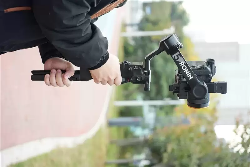 单兵增稳作战神器！大疆RS 5评测：全面进化的电控提壶 稳定器的第二套操作系统