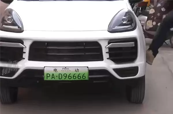 老人花2万买保时捷老头乐:方向盘是歪的、行驶中还会突然断电