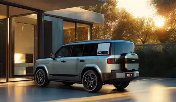 方程豹豹7成保命神车:A柱追尾大货车未变形