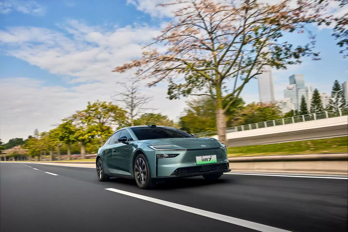 丰田铂智 7 大型纯电轿车 3 月上市：搭载满血鸿蒙座舱 + Momenta R6 智驾辅助