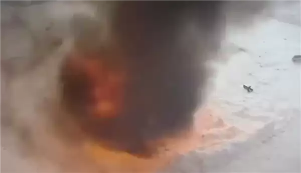 俄罗斯一男子雪地里用工业级热风枪暖车 操作失误致爱车被大火吞噬