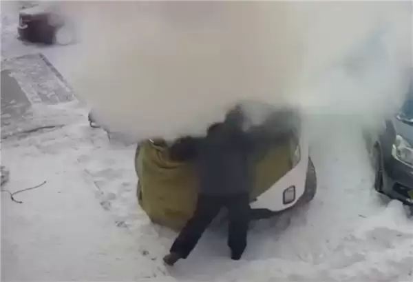 俄罗斯一男子雪地里用工业级热风枪暖车 操作失误致爱车被大火吞噬
