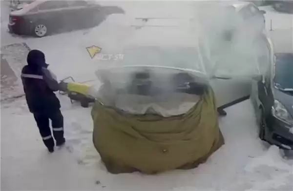 俄罗斯一男子雪地里用工业级热风枪暖车 操作失误致爱车被大火吞噬