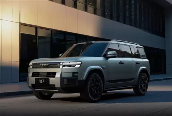 方程豹豹7成保命神车:A柱追尾大货车未变形