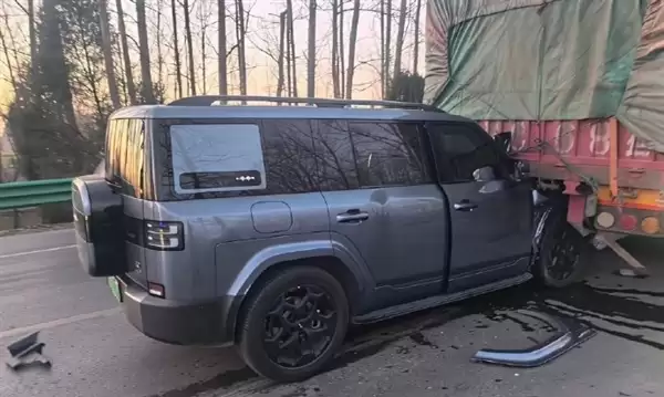 方程豹豹7成保命神车:A柱追尾大货车未变形