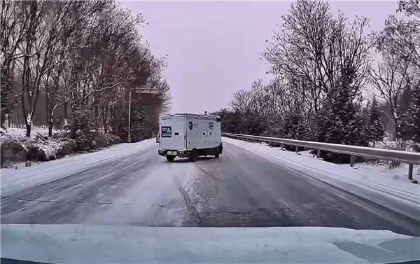 大雪天无人驾驶快递车上路送货:车技惊人 全程横着走