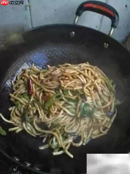 自制炒棍棍面:香辣劲道美味