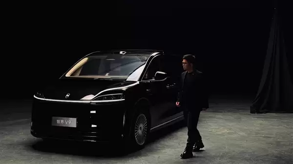 赵长江晒与智界V9合照 鸿蒙智行首款MPV发布在即